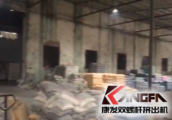 康發(fā)多年老客戶雙螺桿擠出機車間一角，有序生產(chǎn)，業(yè)務(wù)紅火！