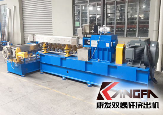 浙江客戶因業(yè)務(wù)發(fā)展需求,車間連續(xù)生產(chǎn)超十五年SJSH系列雙螺桿混煉擠出機(jī)老設(shè)備更換記!