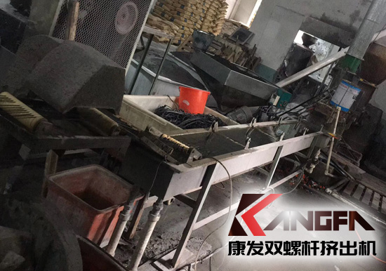 生產(chǎn)使用時(shí)間超十五年老設(shè)備sjsh系列雙螺桿擠出機(jī)完成了它的使命,正式走下舞臺(tái)