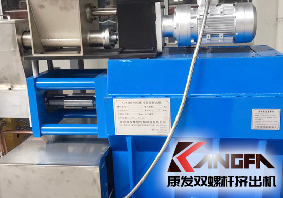 目前業(yè)內(nèi)雙螺桿擠出機(jī)是由截面相同但加工時錯開一定角度的一組塊組成。