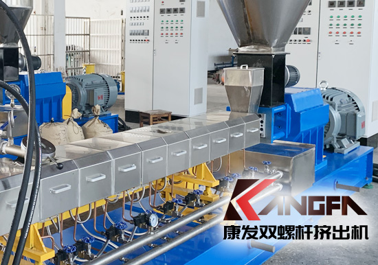 雙螺桿擠出機及擠出段螺棱表面金屬材料和機筒內(nèi)壁表面金屬之間的“接觸磨損”,我們也可以稱之為“匹配磨損”。相同金屬材質(zhì)之間的“接觸磨損”,在機筒和螺桿均采用滲氮鋼的材料制造,而且經(jīng)過相同的氮化處理工藝手段,其量化的“匹配磨損速率”顯然不容樂觀。