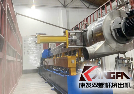 何為雙螺桿擠出機(jī)反應(yīng)擠出？反應(yīng)擠出是連續(xù)地將單體進(jìn)行聚合以及對現(xiàn)有聚合物進(jìn)行改性的工藝方法。是將傳統(tǒng)上分開操作的聚合物合成、改性及加工成型等聯(lián)合為一個(gè)整體工藝過程。