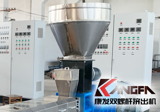 雙螺桿擠出機(jī)喂料系統(tǒng)定量加料、攪拌料斗料位控制特點(diǎn)。合理的方案設(shè)計(jì)，不僅滿足了系統(tǒng)的工藝要求，并且大大降低了工程制造及生產(chǎn)運(yùn)營(yíng)成本。