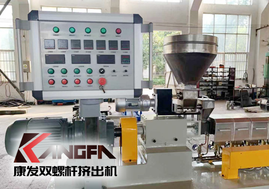 學校及實驗室用康發(fā)20型雙螺桿擠出機。該機型適用于學校及企事業(yè)單位高分子聚合物合成，混煉，配方研發(fā)，擠出造粒，配合其他試驗儀器一起使用！康發(fā)20型雙螺桿擠出機好用、實用、價又實！暢銷高校及企業(yè)試驗室！