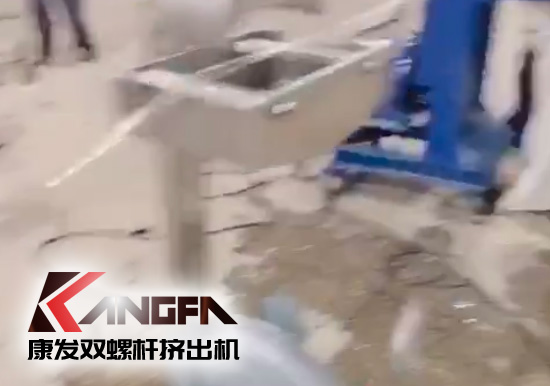 標(biāo)準(zhǔn)65型雙螺桿擠出機出口設(shè)備帶料試機成功——PET拉條塑料擠出顆粒