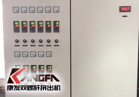 標準化全新雙螺桿擠出造粒機組滿負荷運轉(zhuǎn),擠出的可靠運行、滿足多樣工藝要求