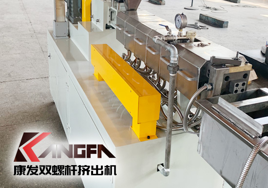 塑料廠實(shí)驗(yàn)室研究專用康發(fā)20型雙螺桿擠出造粒機(jī)組設(shè)備，機(jī)筒內(nèi)徑 20mm/長徑比 28-48/主電機(jī)功率 5.5kw/螺桿轉(zhuǎn)速 100rpm/參考產(chǎn)量 5-20kg/h。