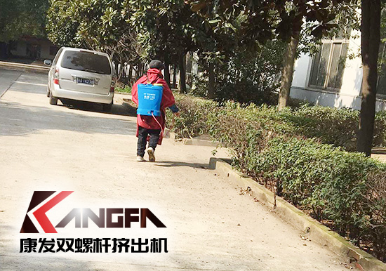 戰(zhàn)疫情、防風(fēng)險、保安全！康發(fā)雙螺桿擠出機(jī)復(fù)工在即，全廠實現(xiàn)全方位消毒！