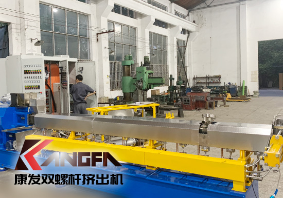 螺桿轉(zhuǎn)速、壓縮比、電熱溫度設(shè)定、長徑比、背壓等影響雙螺桿擠出機(jī)設(shè)備塑化品質(zhì)的主要因素