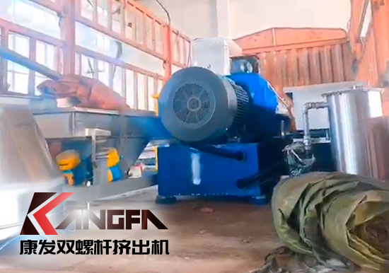 十一雙節(jié)長假前夕,康發(fā)65機D型箱雙螺桿擠出機組順利發(fā)貨!坐標河北!