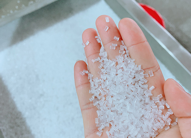 料子表面光滑，顆粒大小均勻。
