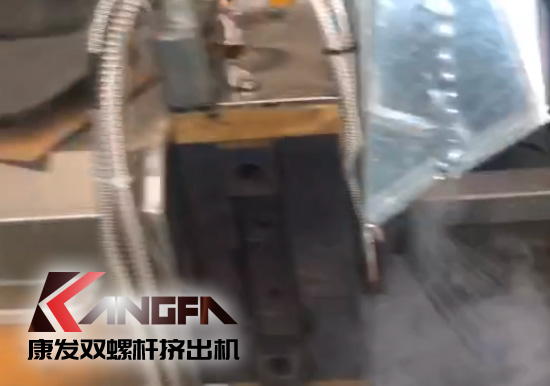 延長設(shè)備使用壽命，提升客戶滿意度！康發(fā)加強(qiáng)對雙螺桿造粒機(jī)的維護(hù)包養(yǎng)工作
