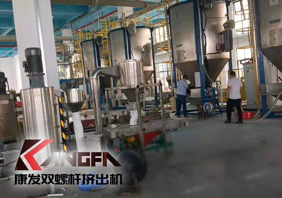 全過程自動化雙螺桿擠出機生產(chǎn)線！機械手可以大幅減少工人、提升效率、拉低成本、提高產(chǎn)品品質(zhì)、提升工廠形象、安全性優(yōu)。