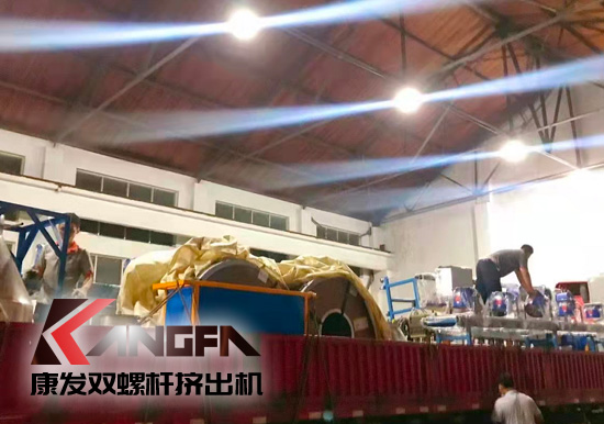 總裝車間：眾志成城齊奮戰(zhàn) 全力以赴保發(fā)貨 確保雙螺桿擠出機(jī)設(shè)備按期交付至顧客手中。