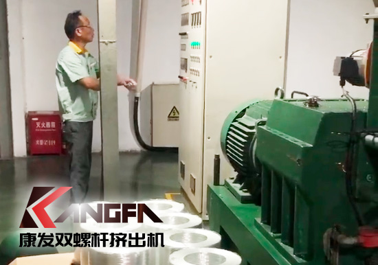 質(zhì)量為先，信譽為重，管理為本，服務為誠！康發(fā)雙螺桿設備老客戶售后維修