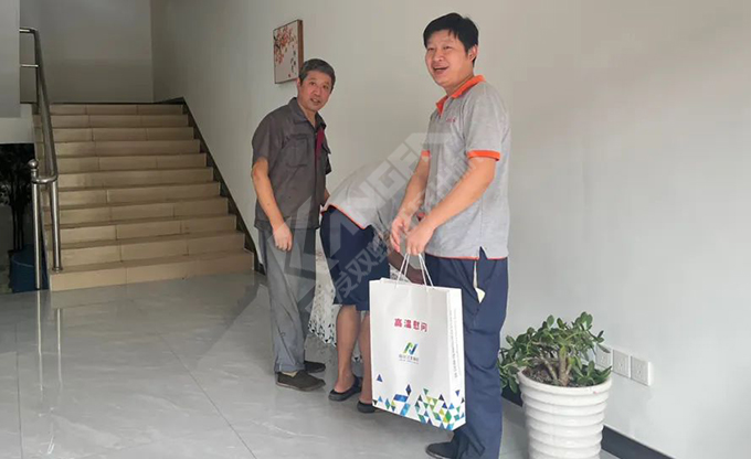 南京江北新區(qū)總工會(huì)深入康發(fā)雙螺桿造粒機(jī)一線開(kāi)展“來(lái)高溫慰問(wèn)”慰問(wèn)活動(dòng)！
