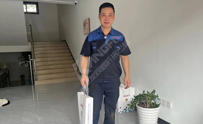 南京江北新區(qū)總工會(huì)深入康發(fā)雙螺桿造粒機(jī)一線開(kāi)展“來(lái)高溫慰問(wèn)”慰問(wèn)活動(dòng)！
