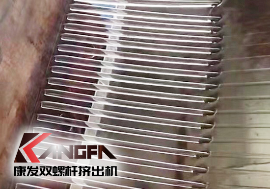 康發(fā)雙螺桿擠出機熔噴設備生產(chǎn)中...