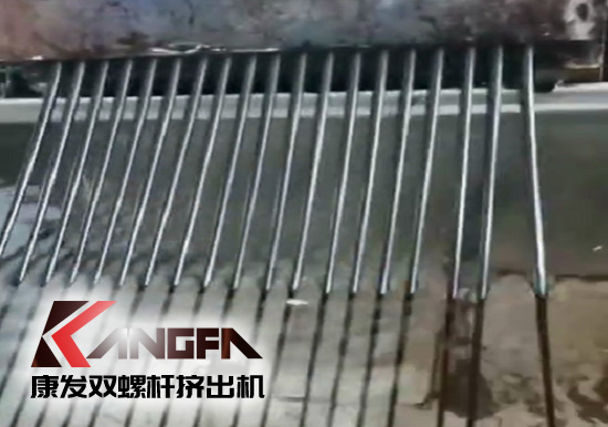解市場(chǎng)所需，黑色駐極高韌性熔噴專(zhuān)用料生產(chǎn)中（視頻）——康發(fā)雙螺桿擠出機(jī)