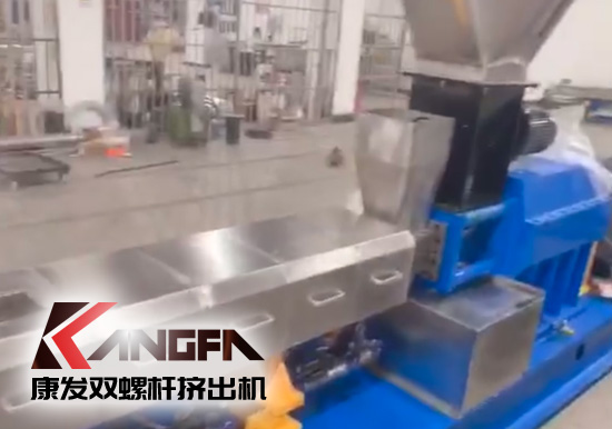 “中國制造”尋求挖掘更大的非洲需求！JSH-65型雙螺桿擠出機(jī)設(shè)備出口設(shè)備帶料試機(jī)，坐標(biāo)非洲！