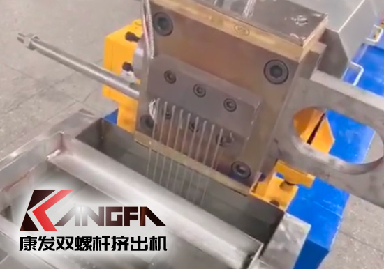 “中國制造”尋求挖掘更大的非洲需求！JSH-65型雙螺桿擠出機(jī)設(shè)備出口設(shè)備帶料試機(jī)，坐標(biāo)非洲！