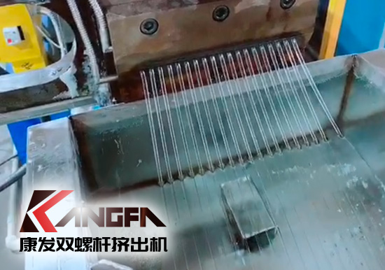 康發(fā)雙螺桿擠出機熔噴料生產(chǎn)線交付，每天可以為市場提供800萬只口罩的原料。生產(chǎn)線出料均勻，不斷條！料子表面光滑，顆粒大小均勻！口罩布（熔噴布）熔脂可達1400-1600！