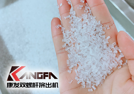 康發(fā)雙螺桿擠出機熔噴料生產(chǎn)線交付，每天可以為市場提供800萬只口罩的原料。生產(chǎn)線出料均勻，不斷條！料子表面光滑，顆粒大小均勻！口罩布（熔噴布）熔脂可達1400-1600！