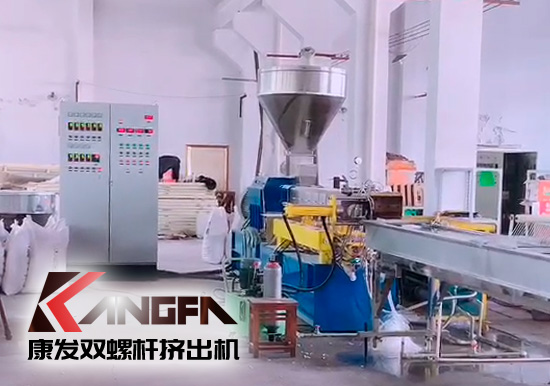 熔噴料雙螺桿擠出造粒機組設(shè)備視頻，日產(chǎn)量可達800萬只口罩用原料，熔脂可達1400-1600