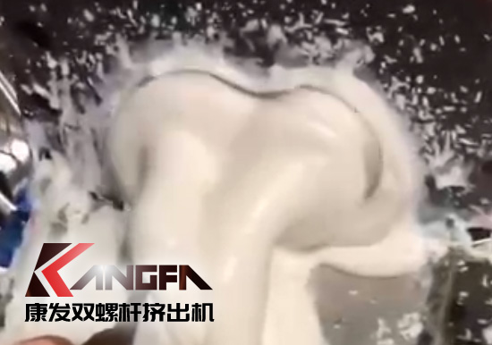 康發(fā)雙螺桿擠出設(shè)備以其過硬的產(chǎn)品技術(shù)、卓越的產(chǎn)品質(zhì)量贏得了越來越多的忠實(shí)用戶，并在競(jìng)爭日趨激烈的市場(chǎng)獲得優(yōu)勢(shì)！