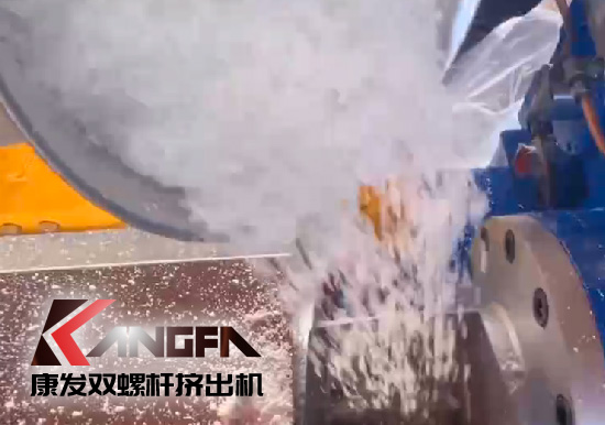 雙螺桿造粒機制造！追求品質(zhì)，精益求精！康發(fā)雙螺桿帶料試機