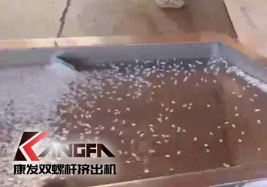 雙螺桿造粒機制造！追求品質(zhì)，精益求精！康發(fā)雙螺桿帶料試機